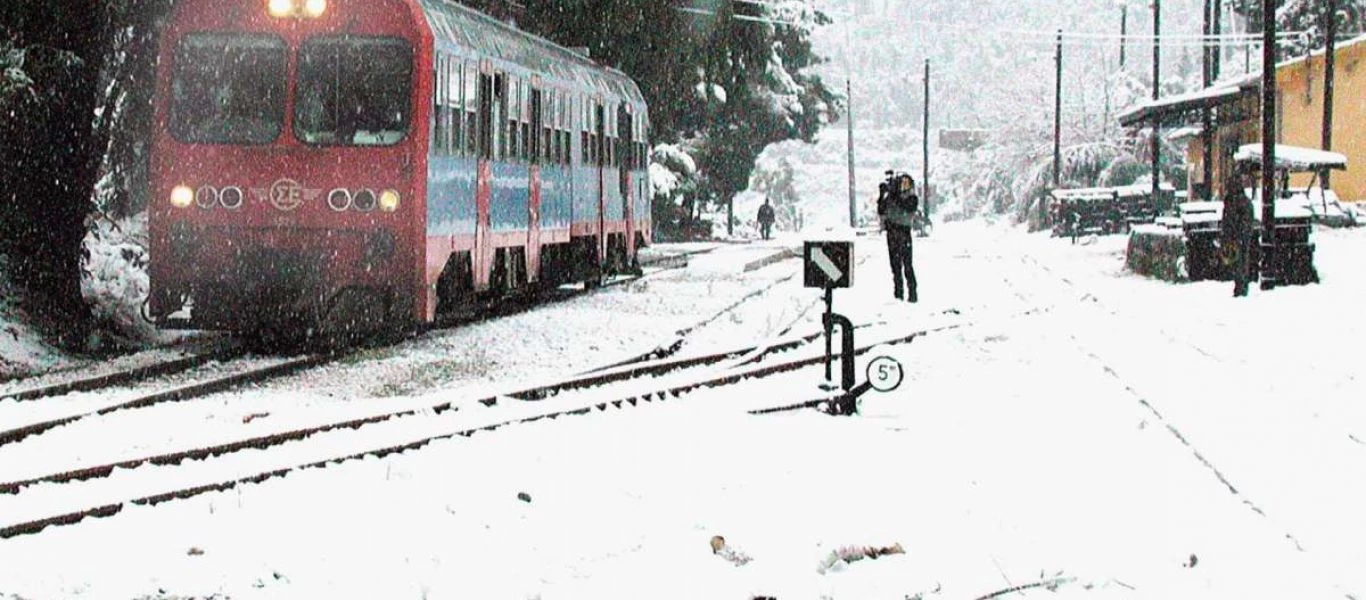 Τους ξέχασαν: 300 επιβάτες τρένου παραμένουν εγκλωβισμένοι στην Οινόη - Χωρίς νερό και φαγητό!